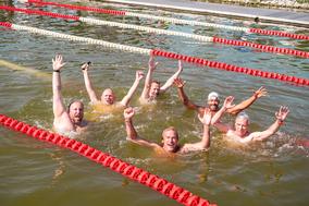 Die Prominenz jubelte nach dem sportlichen Erfolg im Schwimmbecken.