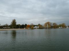 Blick vom Wasser aus zum Badestrand und zum Rudererplatz (Sattelplatz.) Blick vom Wasser aus zum Badestrand und zum Rudererplatz (Sattelplatz.)