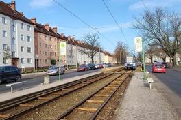 Blick auf die Haltestelle Karl-Marx-Straße in Richtung Fontanestraße ...