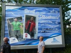 Großplakat Zwei "Ruheständler" vor ihrem Großplakat