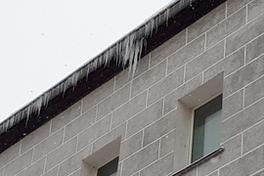 Gefahren durch Schneebretter und Eiszapfen