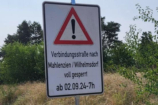 Verkehrszeichen mit Hinweis auf die Vollsperrung.