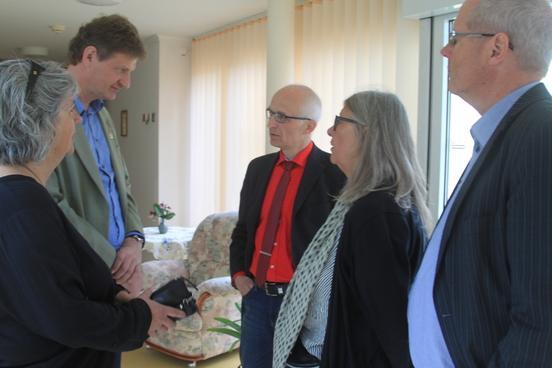 Gäste zusammen mit dem Chef Norbert Fröhndrich des Seniorenpflegezentrums