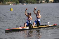 Zweier-Canadier Kanutinnen auf dem Wasser