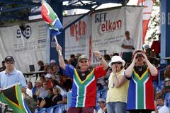 ... und tolle Stimmung auf der vollen Tribüne. ... und tolle Stimmung auf der vollen Tribüne.