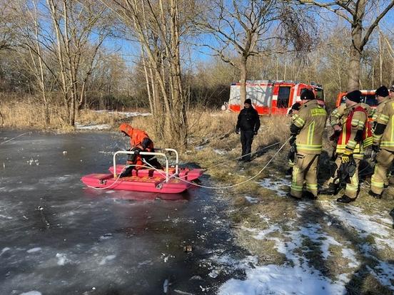 Die Kollegen der I. Wachabteilung der Berufsfeuerwehr haben im Rahmen ihrer wöchentlichen Ausbildung eine Eisrettungsübung durchgeführt.