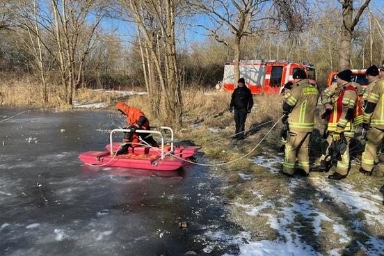 Die Kollegen der I. Wachabteilung der Berufsfeuerwehr haben im Rahmen ihrer wöchentlichen Ausbildung eine Eisrettungsübung durchgeführt.