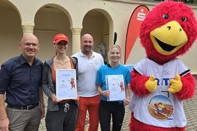 Im Beisein von Oberbürgermeister Daniel Keip wurden die Kitas Stoppelhopser und Wellenreiter für ihre sehr guten Vorjahres-Leistungen ausgezeichnet.