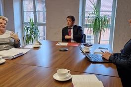 An einem Tisch: Tierschutzvereinsvorsitzende Edda Kaßau, Oberbürgermeister Steffen Scheller und Martin Dornblut, Amtsleiter für Baurecht.