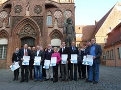 Die Mitglieder des OK und Vertreter des Organisationsteams vor dem Brandenburger Roland.