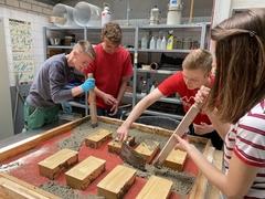 Betoneinfüllung Studenten füllen Beton ein