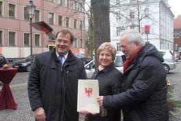 Bauminister übergibt Fördermittel-Darlehen