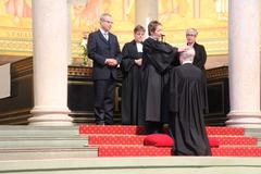 Generalsuperintendentin Pfarrerin Heilgard Asmus gibt Pfarrerin Friederike Pfaff-Gronau ihren Segen.