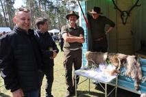 Gespräch mit den Jägern.