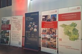 Infotafeln regionaler Netzwerke und Initiativen veranschaulichsten Stadtentwickung in den historischen Stadtkernen.