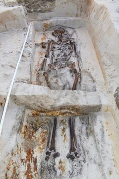 großer Mann im Baumsarg