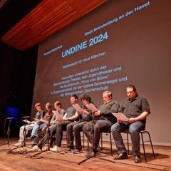 Das Jugendtheater mit Steffan Drotleff, Tobias Borchers, Janus A. Leo. Schäfer, Hannes Lang, Toby Daszenies, Andreea-Maria Popa und Tony Heile.