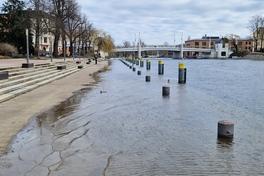 Das Salzhofufer ist leicht überschwemmt.