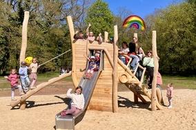Kinder auf einem Spielplatz.