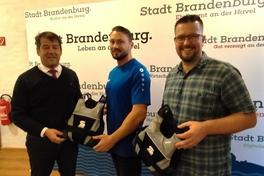 Oberbürgermeister Steffen Scheller (links), Matthias Erxleben (Mitte) und Matthias Kenzler vom WSV Stahl Beetzsee Brandenburg e.V..