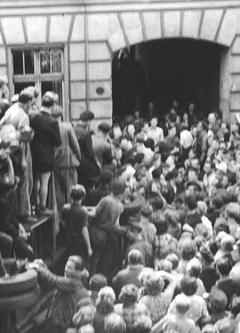 Widerstand gegen den Krankenmord Menschenmassen vor einem Eingang