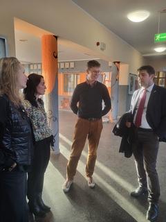 Oberbürgermeister Steffen Scheller schaute im Bertolt-Brecht-Gymnasium vorbei, wo derzeit 15 Schülerinnen und Schuler aus Ballerup zu Gast sind.