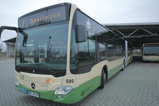 Ein Bus mit der Zielangabe F Saaringen