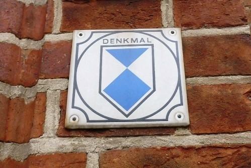 Denkmalplakette an einer Wand