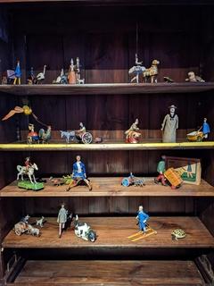 Das farbenfrohe Blechspielzeug ist mitten im Umzug und trifft sich in neuer Zusammensetzung in den antiken Schränken aus der Museumssammlung wieder.