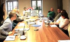 Bei der Ortsvorsteherrunde präsentierte OB Scheller erstmals das für Schmerzke erstellte Schild