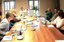 Bei der Ortsvorsteherrunde präsentierte OB Scheller erstmals das für Schmerzke erstellte Schild