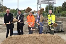 1. Spatenstich für die neue Brücke am Altstädtischen Bahnhof.