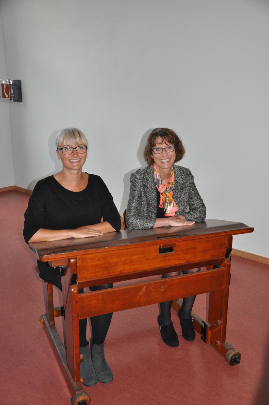 Besuch aus Ballerup Zwei Frauen auf einer Schulbank