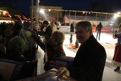 Oberbürgermeisterin Dietlind Tiemann und SPD-Stadtchef Ralf Holzschuher verteilen gemeinsam Weihnachtskalender an die Gäste