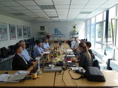 Beratung Die FISA-Experten (rechts im Vordergrund) beantworten die Fragen der Brandenburger Ruderer zu den Bewerbungsunterlagen.