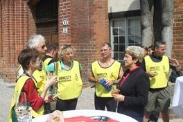 Teilnehmer der Menschenrechtsorganisation Amnesty International begrüßt