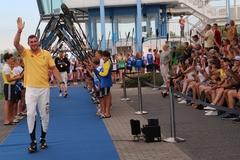 Olympiasieger Sebastian Brendel winkt beim Einmarsch