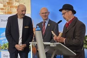 Daniel Keip und André Eckhardt bekamen von Heiko Hesse die ersten Figuren überreicht, die anhand des einzigen bislang bekannten Fotos von Fritze Bollm