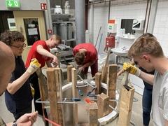 Betonieren Studenten betonieren ihr Boot