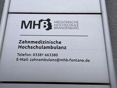 Schild informiert zur hochschulambulanz.