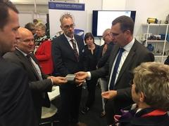 Vertreter des Verkehrsausschusses des Landtages am Gemeinschaftsstand der Kompetenznetz Rail Berlin-Brandenburg und der Stadt Brandenburg an der Havel