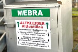 Altkleidercontainer auf dem Wertstoffhof.