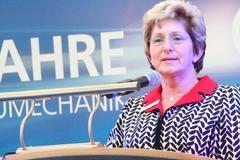 Oberbürgermeisterin Dr. Dietlind Tiemann würdigt die Rolle des Unternehmens für den Bahnstandort Kirchmöser.