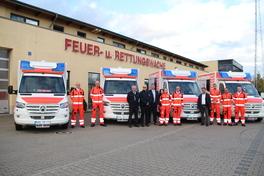 Die 4 neuen RTW mit Besatzungen und jenen, die den Rettungsdienst verantworten.