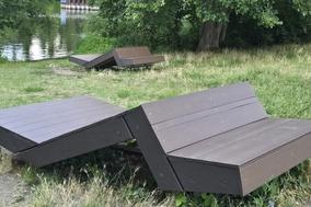 Zwei der aufgefrischten Liegen am Packhof.