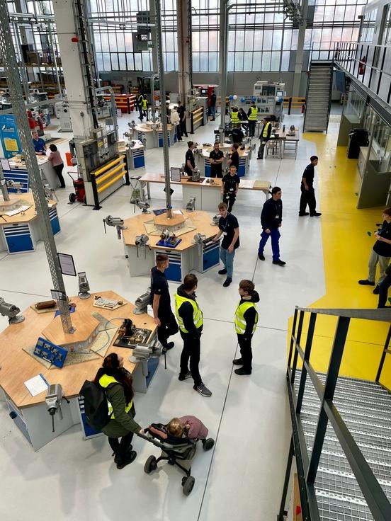 Blick in eine Halle bei der ZF Getriebe Brandenburg GmbH