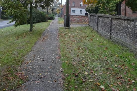 Eingangsbereich zur Kirche und zum Friedhof Schmerzke wird erneuert