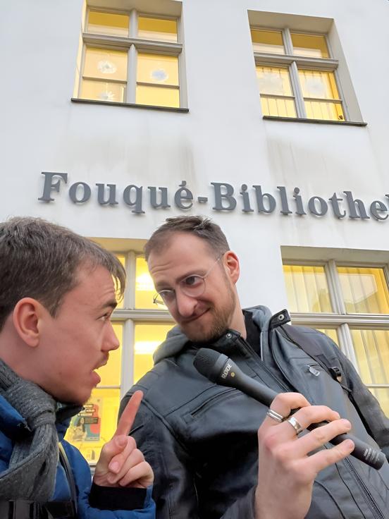 Nicolai Raab und Nils Behrendt vor der Fouqué – Bibliothek