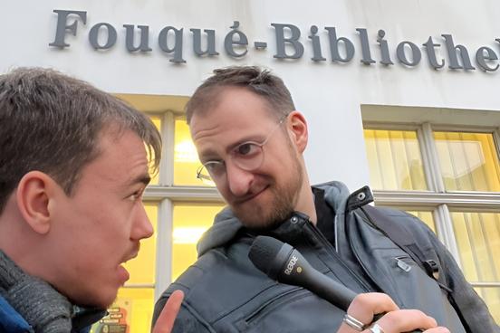 Nicolai Raab und Nils Behrendt vor der Fouqué – Bibliothek