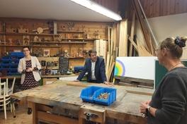 Steffen Scheller mit der Jugendbeigeordneten Alexandra Adel im Gespräch mit der Leiterin des CaT.